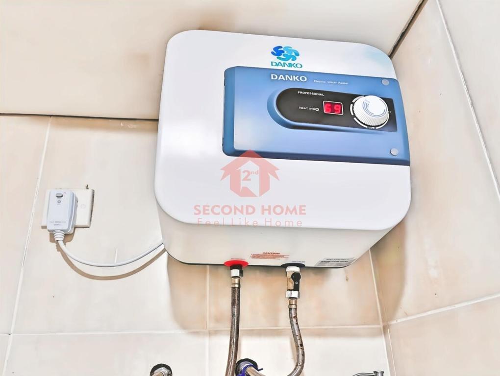 um dispensador de sabão na parede de uma casa de banho em Strategic 3BR Thamrin Residence em Jacarta