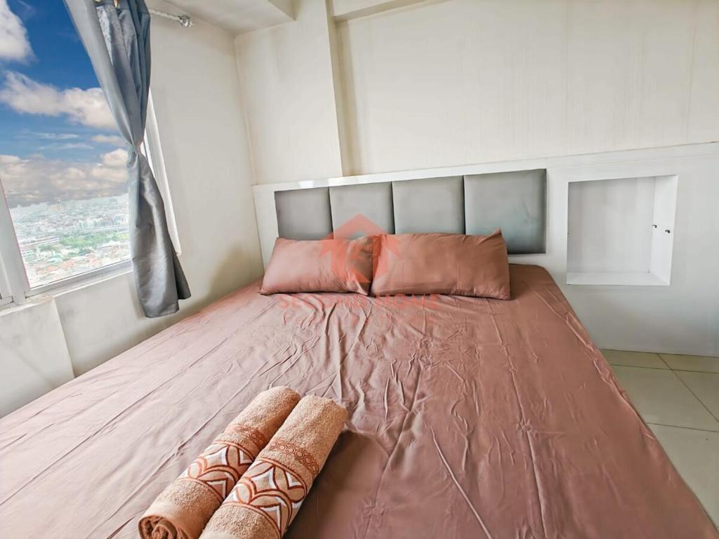 Ένα ή περισσότερα κρεβάτια σε δωμάτιο στο Cozy 2BR Bassura Apt pool WI-FI Netflix