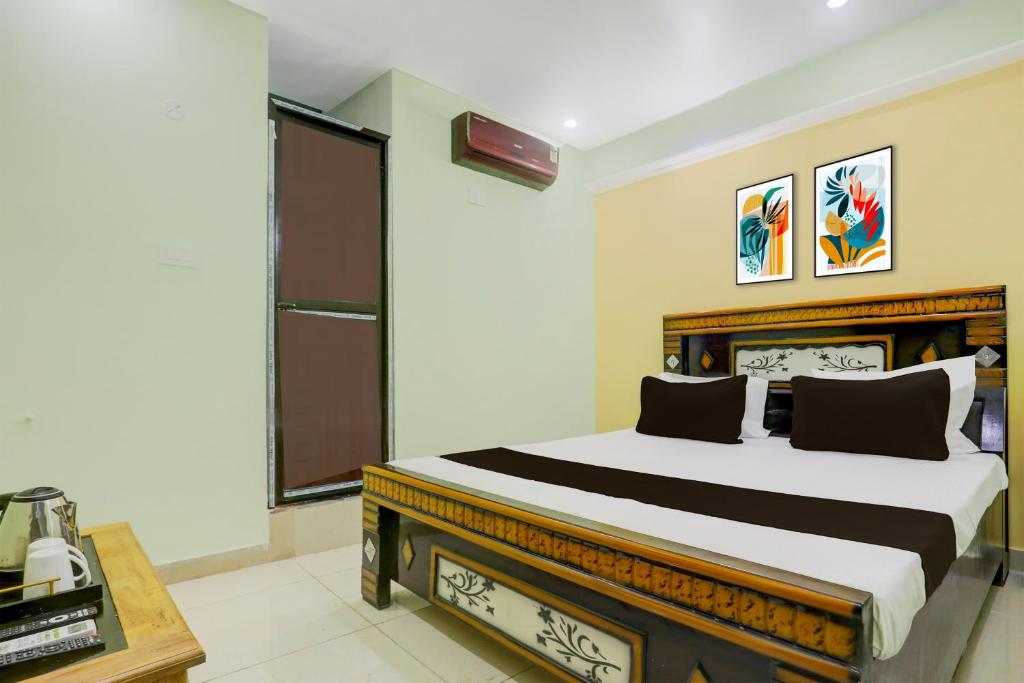 a bedroom with a large bed in a room at Hotel O Ansh Raj Hotel in Patna City