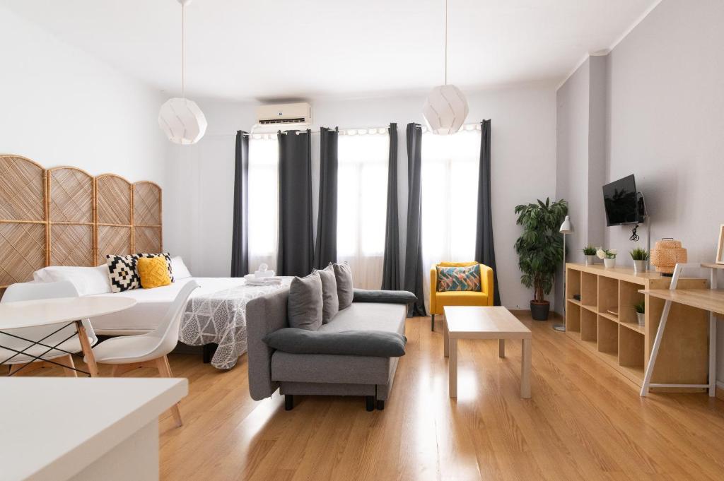 una sala de estar con un sofá y una mesa en Estudio Centro de Sevilla, en Sevilla