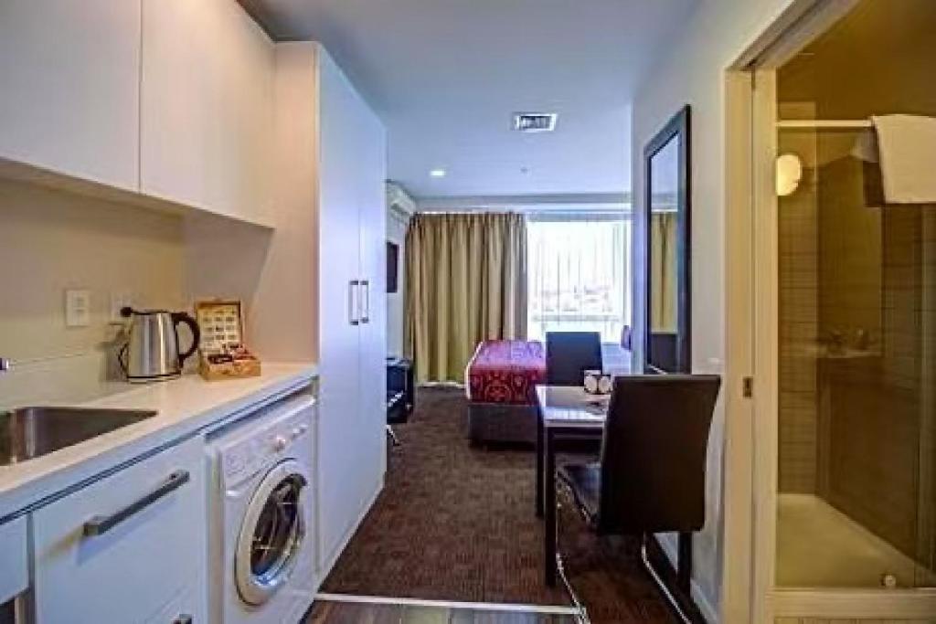 Η κουζίνα ή μικρή κουζίνα στο 1 Hotel Room, 10 Waterloo Quadrant, Auckland Central