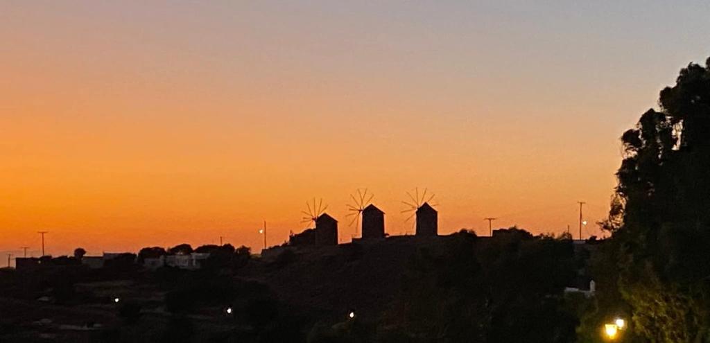 Východ nebo západ slunce při pohledu z vily nebo okolí