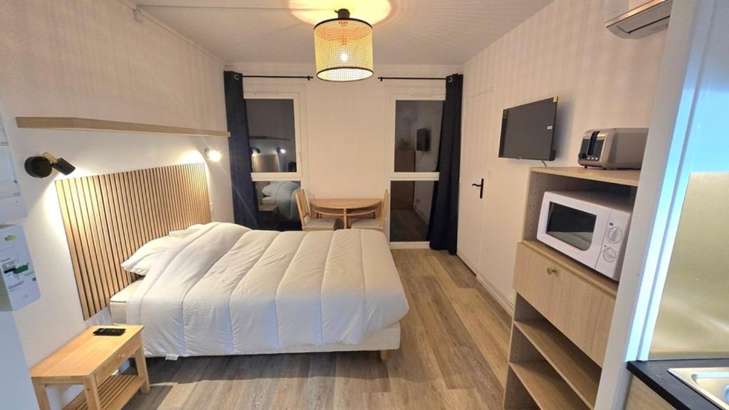 ジョンザックにあるStudio Cosy 1persのベッドと電子レンジ付きのホテルルーム