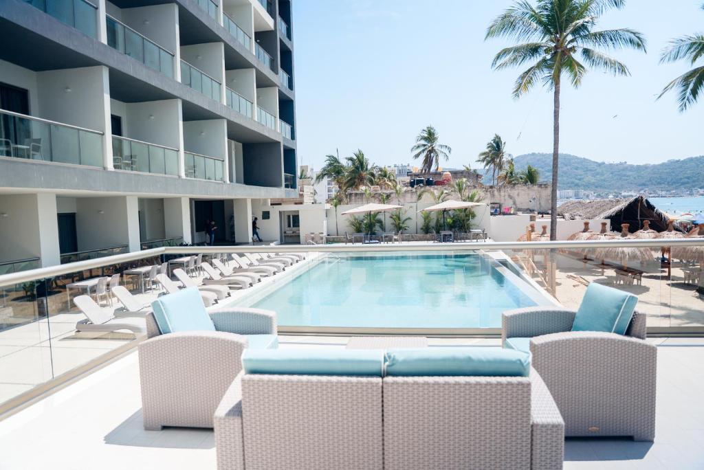 ein Blick auf den Pool im Resort in der Unterkunft Avenir Armonia Suites in Rincón de Guayabitos