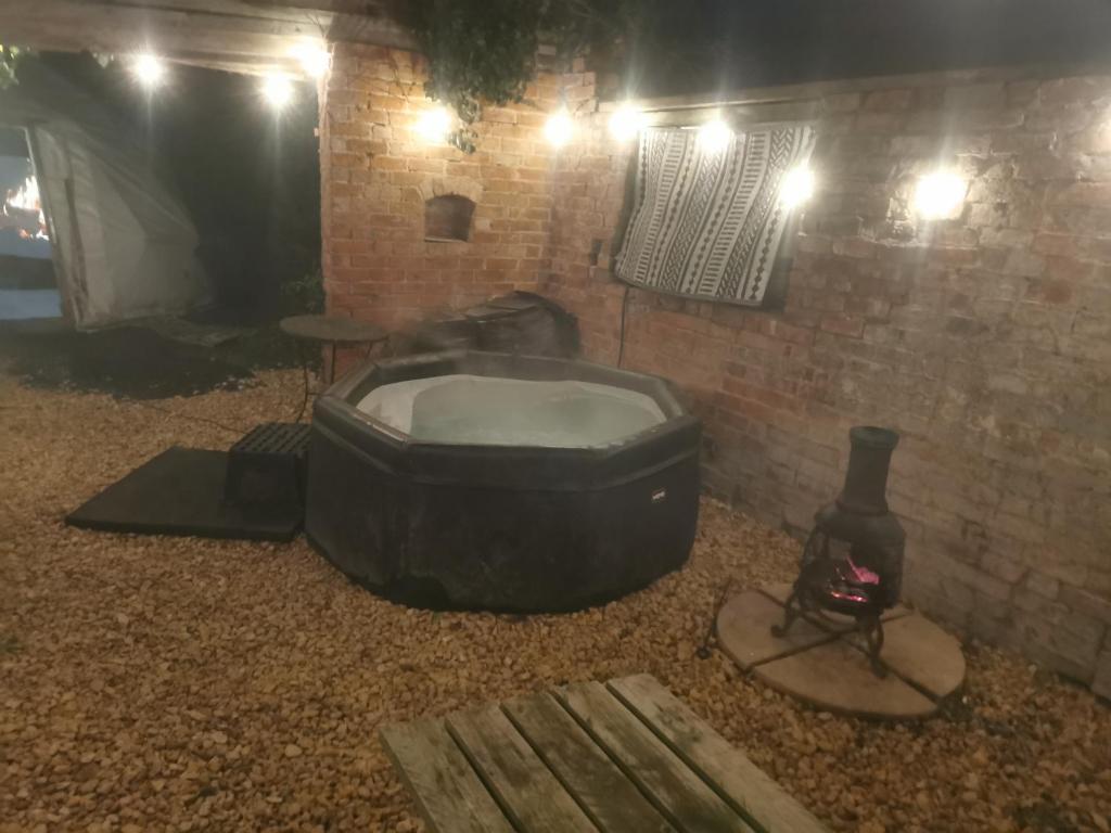 eine Badewanne in einem Zimmer mit einer Flasche Wein in der Unterkunft Secret Heated Dome, Hot Tub,Firepit Projector in Lincoln in Lincoln