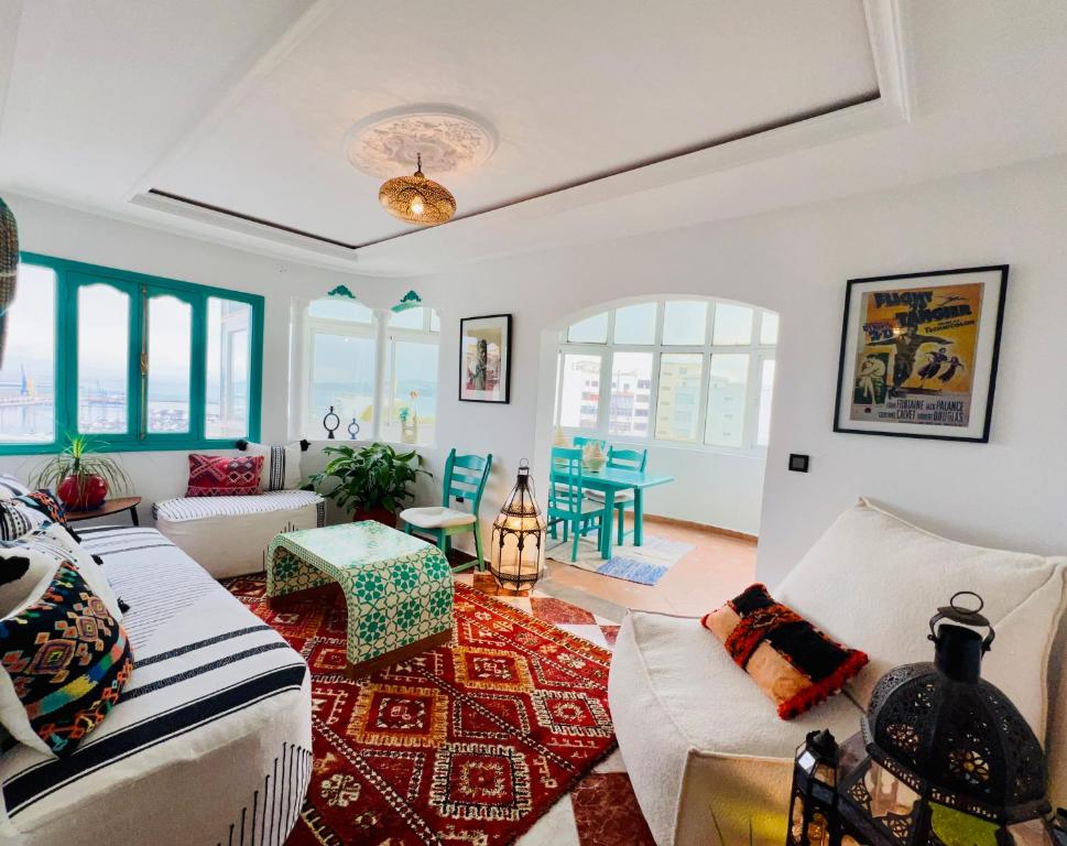 Χώρος καθιστικού στο Luxury Marina-View Pent-House