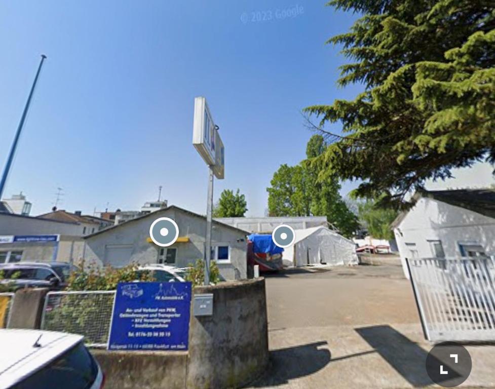 a sign in a parking lot with a basketball hoop at TL Gastzimmer in Frankfurt/Main
