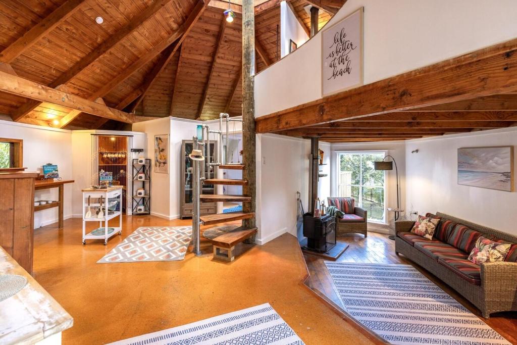 Η κουζίνα ή μικρή κουζίνα στο Cedar Retreat by Waiheke Pure