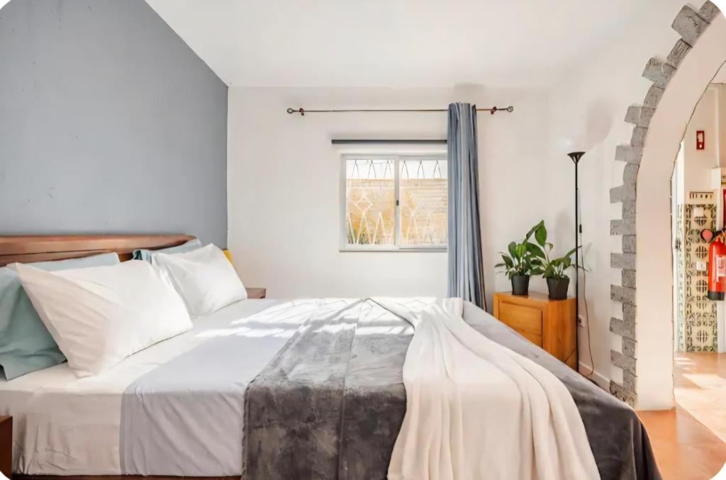a bedroom with a bed and a window at Estudio Tana in Pedrógão Grande