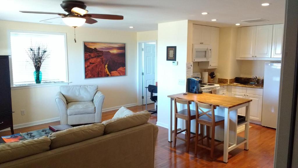 sala de estar con sofá, mesa y cocina en Bryce Vistas en Tropic