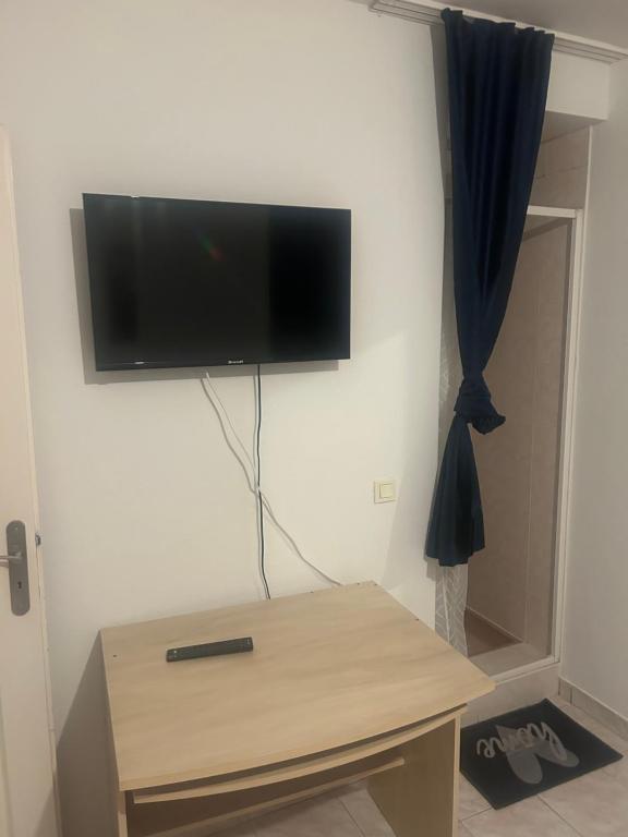 Μια τηλεόραση ή/και κέντρο ψυχαγωγίας στο Ady