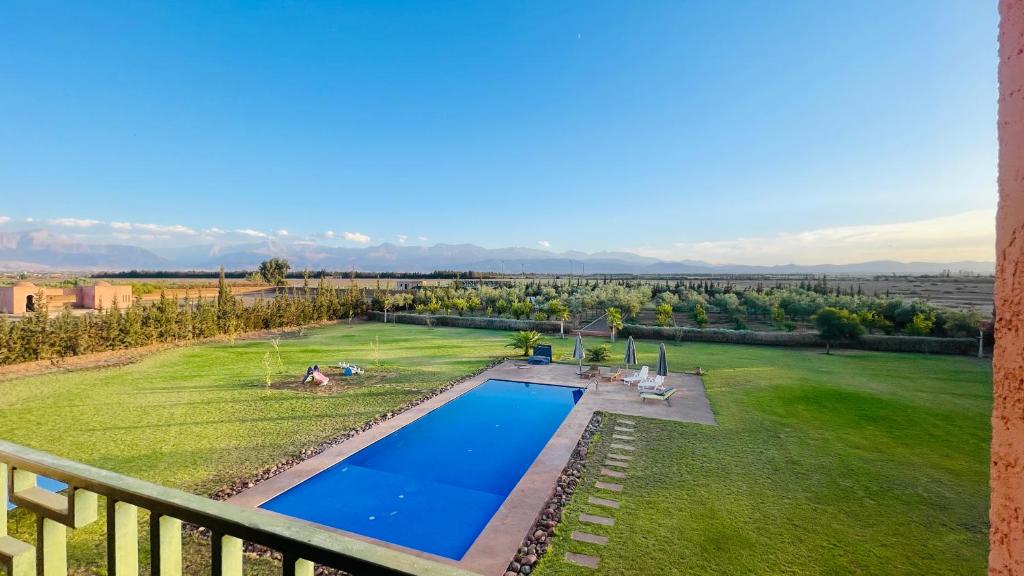 eine Luftansicht auf einen Garten mit einem Pool in der Unterkunft Villa Majestic Atlas 6ch in Loukid