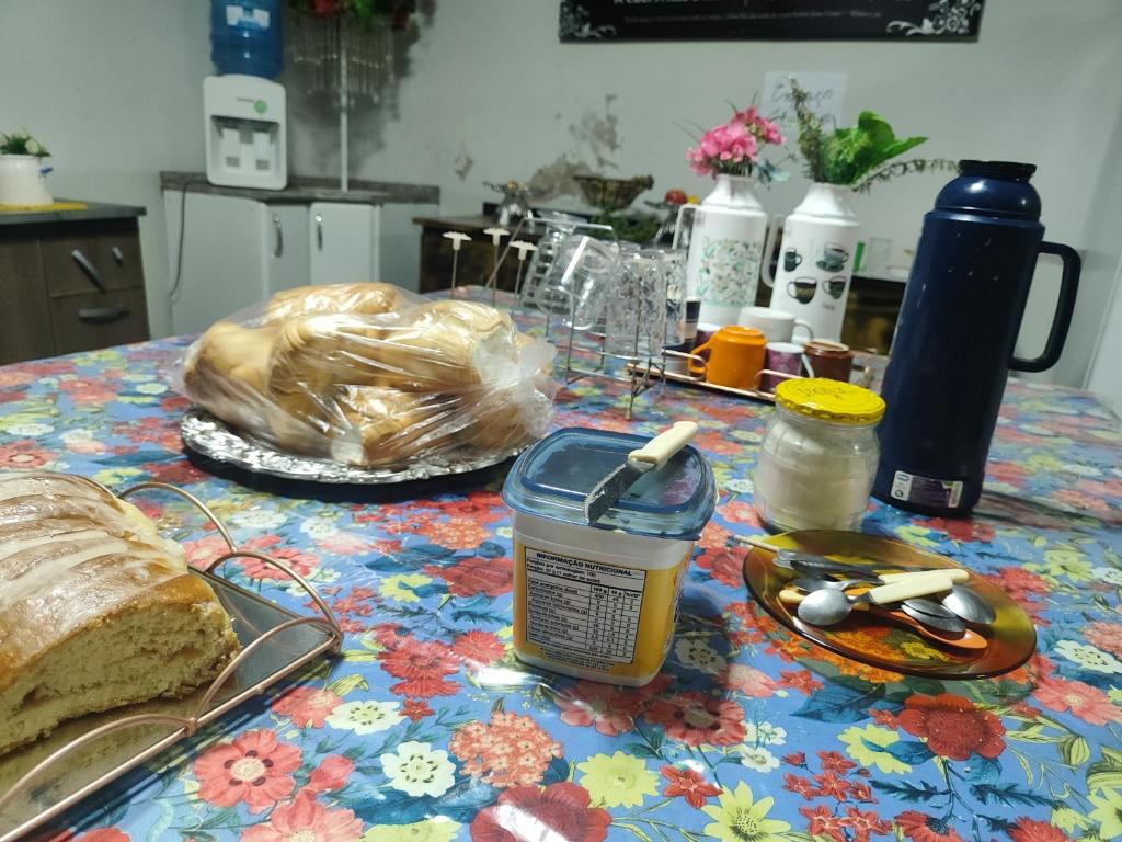 een tafel met een tafelkleed met brood erop bij Quarto casal in Cianorte