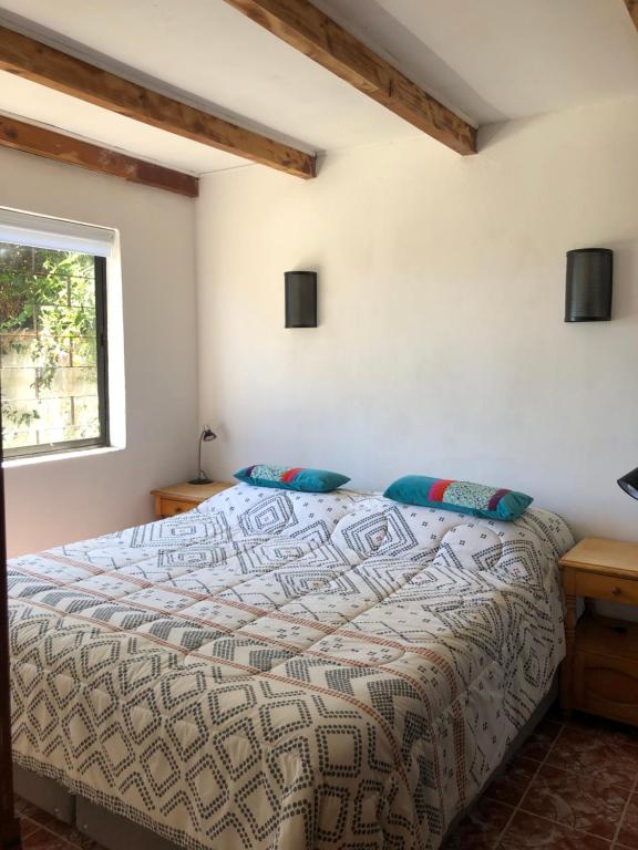 a bedroom with a bed and a window at Chalet Bordemar in Concón