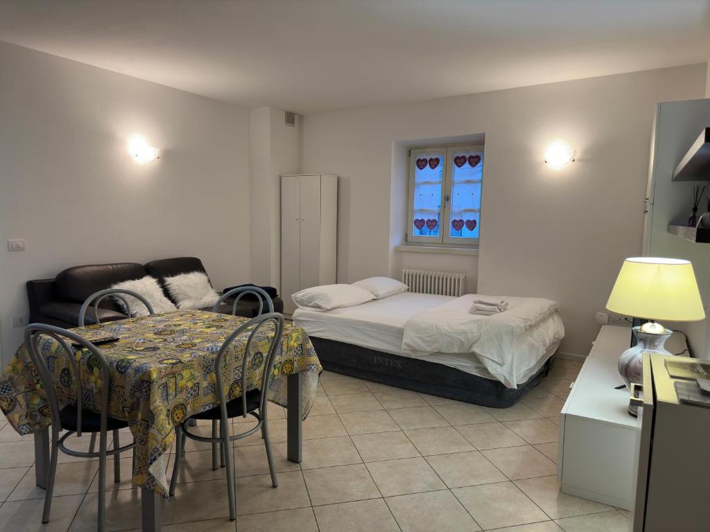 Un pat sau paturi într-o cameră la Val di Non Apartment