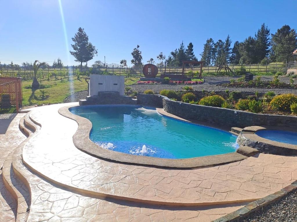 Bazén v ubytování Quillon Cabaña Privada Vista al Valle nebo v jeho okolí