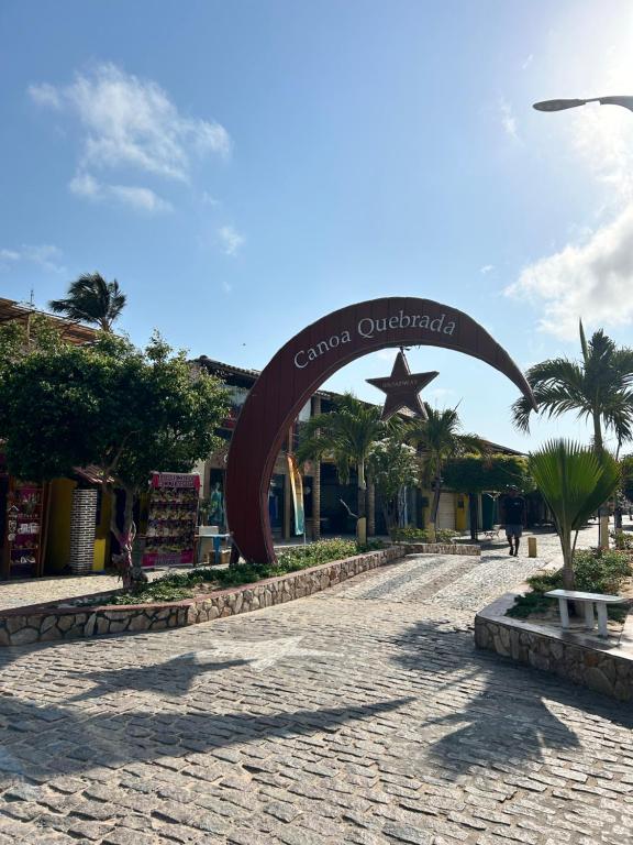 a sign for a town with a star on a street at Suites a 5min da Broadway in Aracati