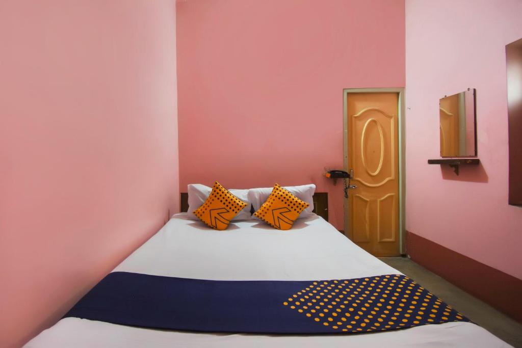 Postel nebo postele na pokoji v ubytování Hotel O Maa Laxmi Lodge