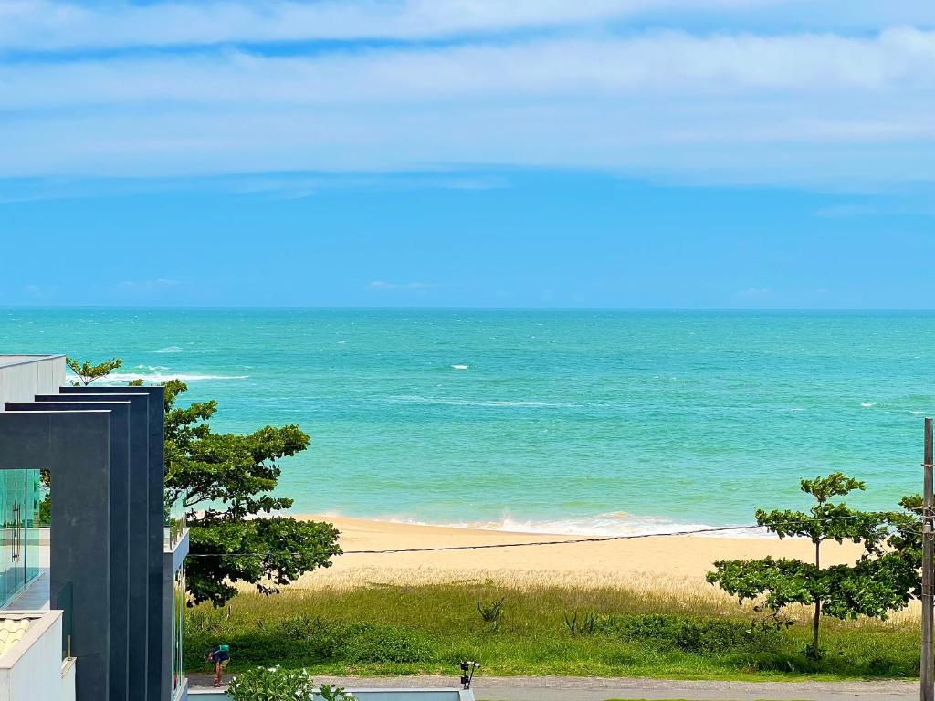 een uitzicht op een strand vanuit een gebouw bij VISTA PARA MAR - Guarapari ES in Guarapari