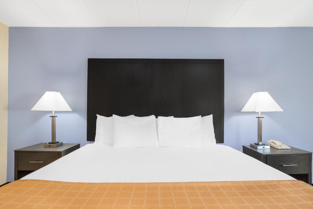 Postel nebo postele na pokoji v ubytování Days Inn by Wyndham Wilkes Barre