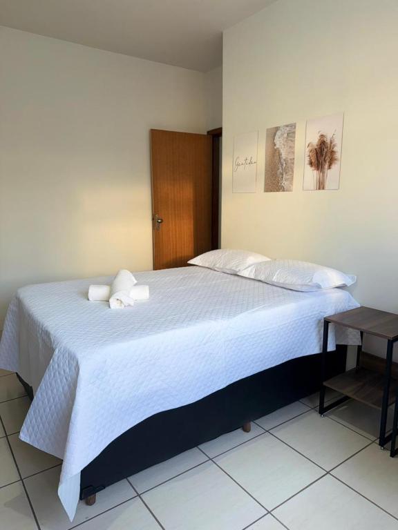 伊帕廷加Kitnet - Centro - Ipatinga的卧室里有一张白色的大床，上面有两个枕头