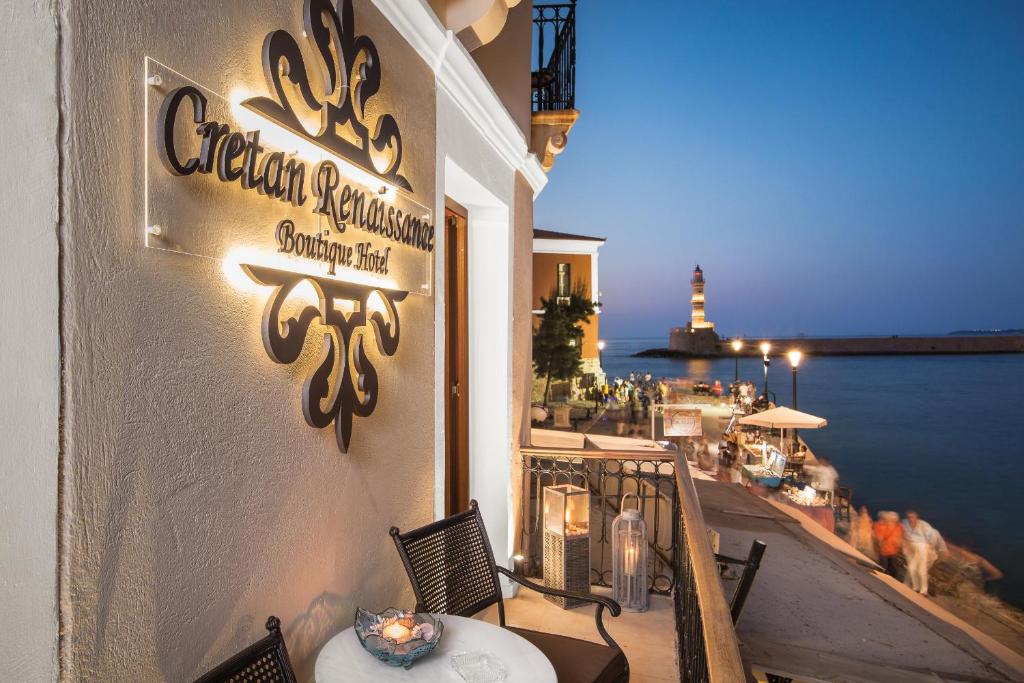 uma varanda de um restaurante com vista para o oceano em Cretan Renaissance em Chania