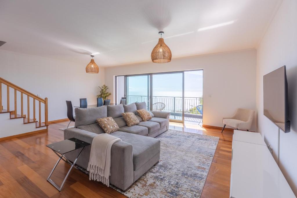 Μια τηλεόραση ή/και κέντρο ψυχαγωγίας στο Sea View Apartment