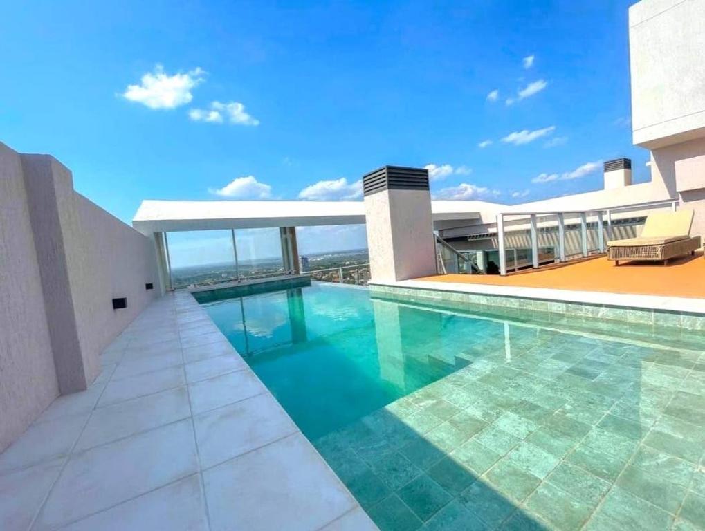 a swimming pool on the side of a building at Dpto excelente ubicación in Asuncion