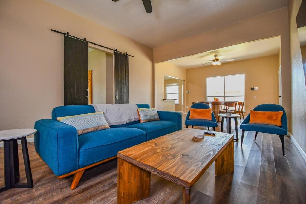 Χώρος καθιστικού στο Spacious 4BR w Central Location, High Ceilings