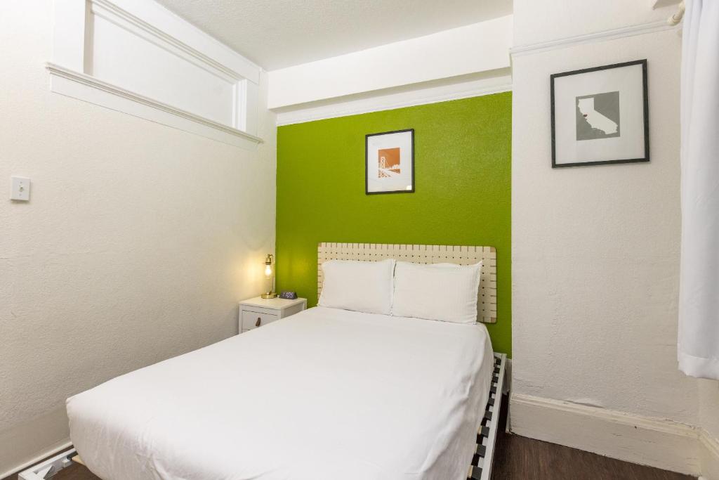 Edwardian Hotel - Economy Double Room