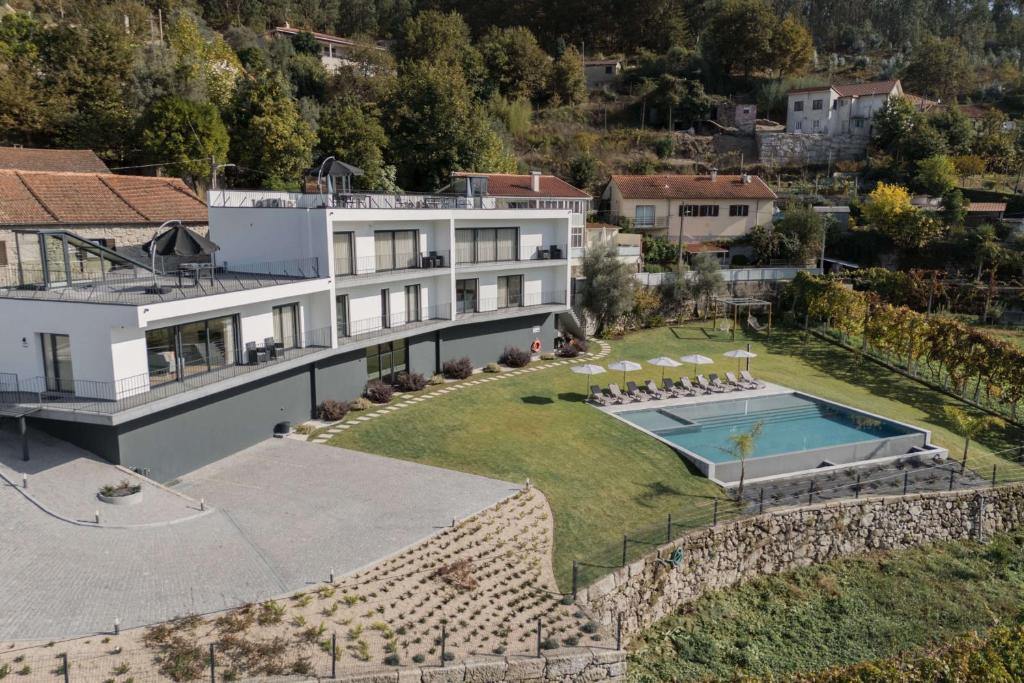una vista aérea de una casa con piscina en Ermal Terrace, en Vieira do Minho
