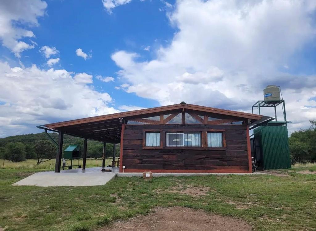 a cabin in a field with a sky at Cabaña Elun in Panaholma