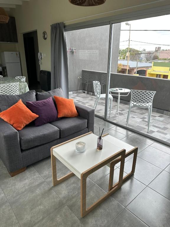 een woonkamer met een bank en een tafel bij Modern apartment in Azul in Azul