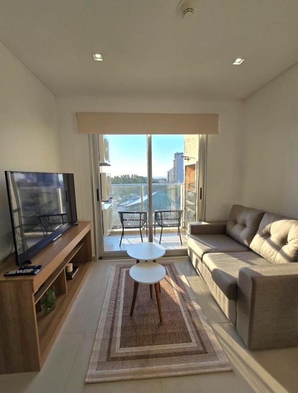 アスンシオンにあるDpto en Barrio Las Lomas 4Dのソファとテレビのあるリビングルーム