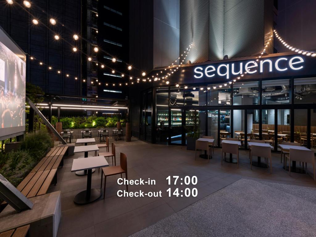 Un restaurante con mesas y sillas frente a un edificio. en sequence SUIDOBASHI - Tokyo, en Tokio