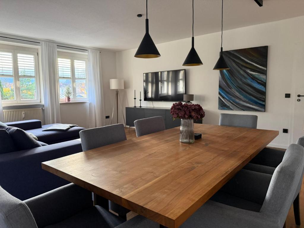 トラウンシュタインにあるTS-Ludwigの木製のテーブルと椅子のあるダイニングルーム