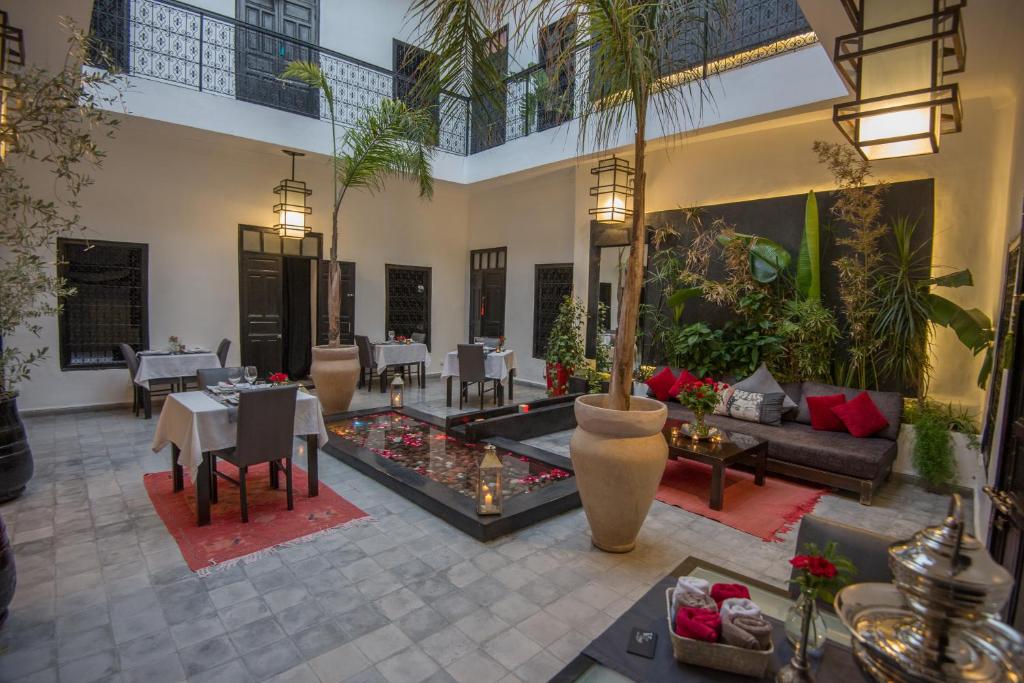 un soggiorno con divano e tavolo di Riad Villa Wengé & Spa a Marrakech
