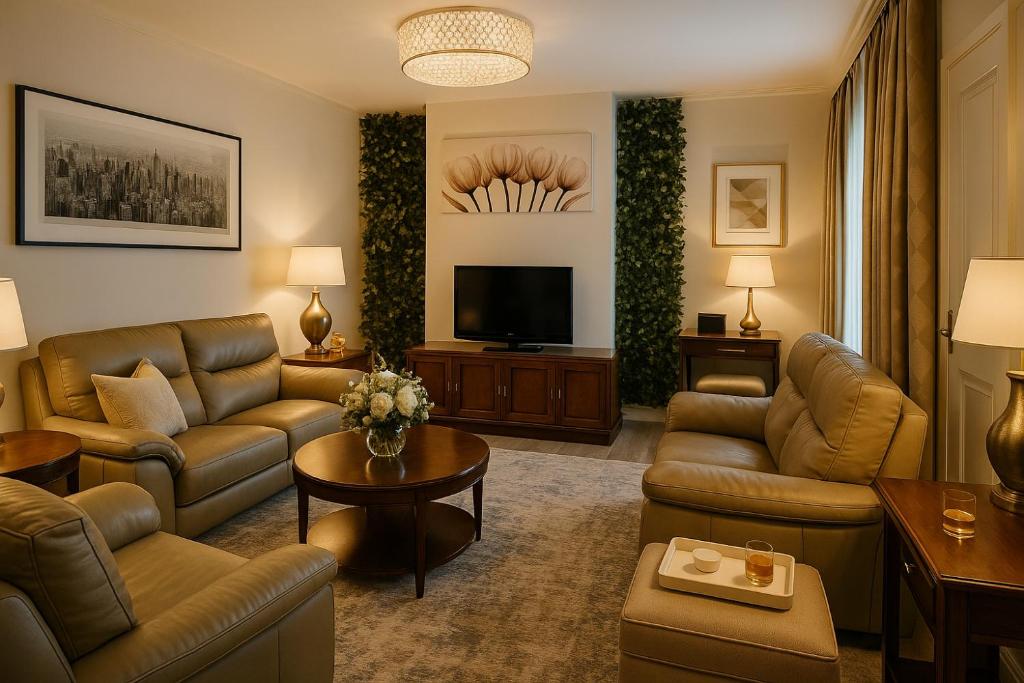 Una sala de estar con sofás y un televisor de pantalla plana. en Platt Bridge Contractor Stays-One Bedroom house, en Abram