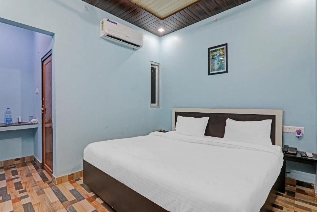 a bedroom with a large white bed in a room at Hotel O Drip Inn in Bheta