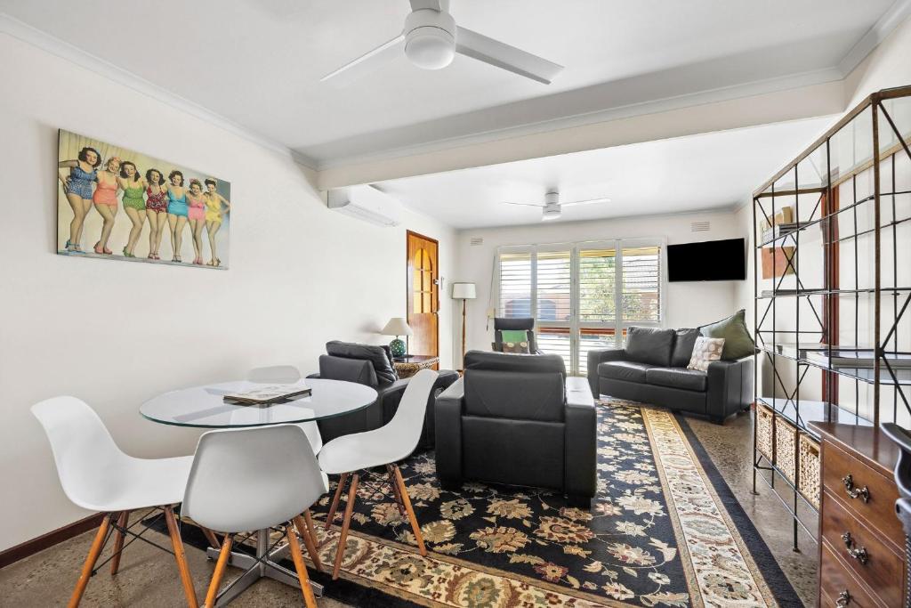 Χώρος καθιστικού στο Coastal Comfort - Peaceful 2BR stay in old Torquay