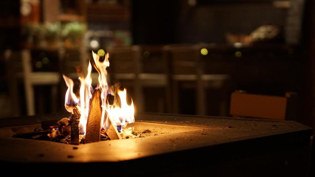 a fire pit with many flames in it at La Bicok EcoLodge in Mindo