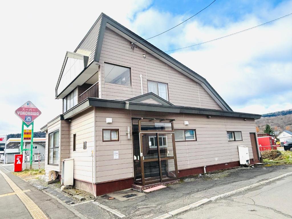 una casa al costado de una calle en 富良野 星野家, en Furano