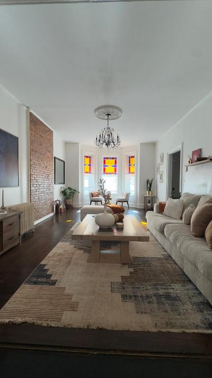 Gallery image of Bright & Spacious Home close to NYC and World Cup in Bayonne