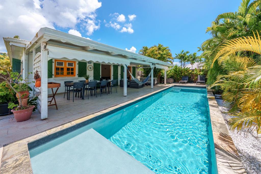 Bazén v ubytování Villa La Tapatia nebo v jeho okolí