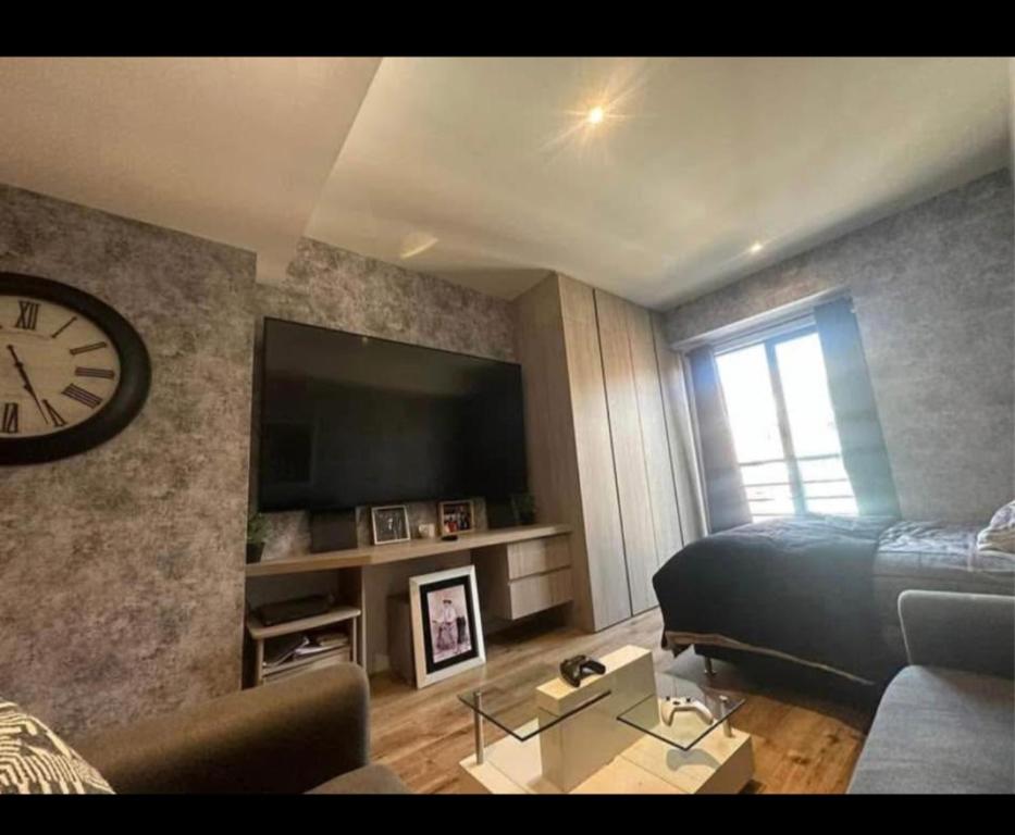TV a/nebo společenská místnost v ubytování LINDO ESTUDIO UBICADO EN EL CORAZÓN DE CHAPINERO ALTo