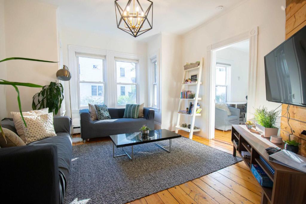 una sala de estar con un sofá y una mesa en Cambridge Base Steps to Porter Square, en Old Cambridge