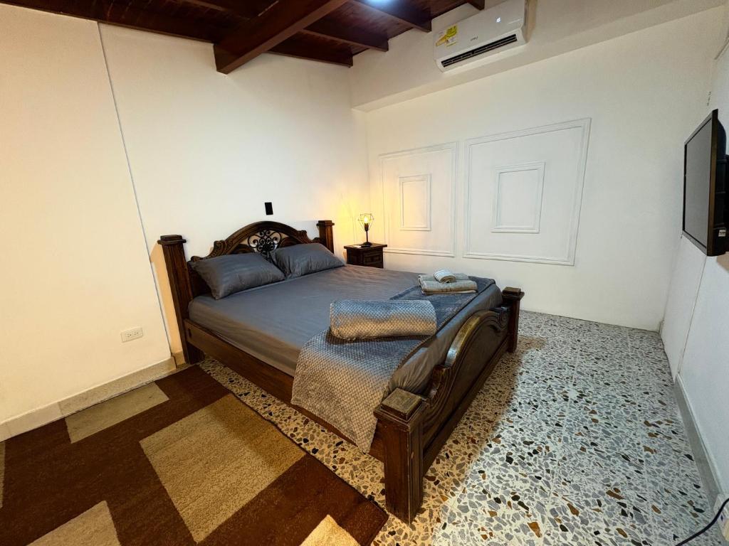 Ένα ή περισσότερα κρεβάτια σε δωμάτιο στο accommodation in medellin, laureles, belen rosales CASA GAMA MEDELLIN