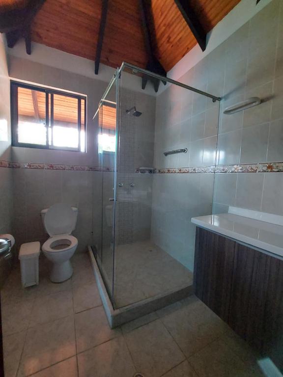 een badkamer met douche, toilet en wastafel bij Casa Bella in Rivera