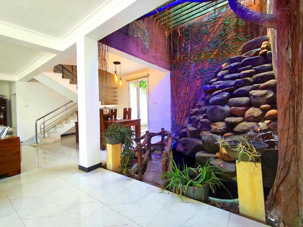 een grote muurschildering van een stenen muur in een huis bij White lotus villa in Ragama