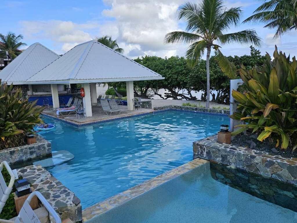 Πισίνα στο ή κοντά στο Stunning Seaside Condo on Sapphire Beach with Pool